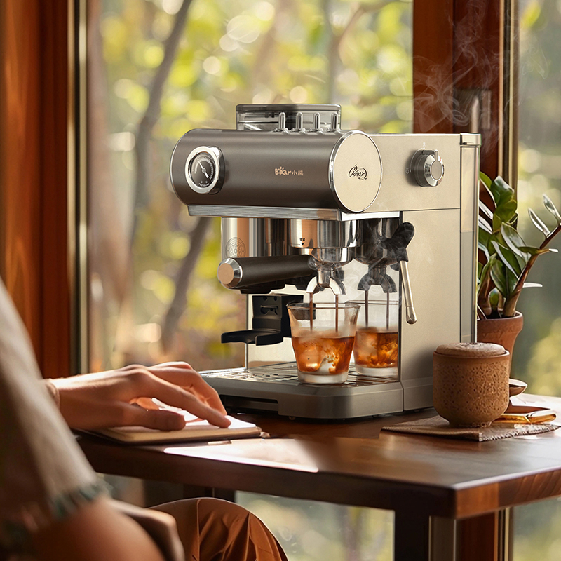 Macchina da caffè semiautomatica con macinacaffè